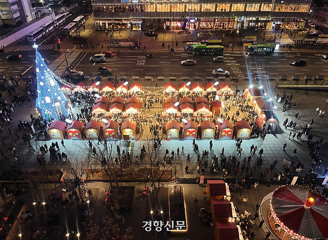 광화문광장에 펼쳐진 ‘광화문 마켓’은 ‘겨울동화 속 산타마을’을 콘셉트로 광장을 유럽형 크리스마스 마켓처럼 재해석했다. 김지윤 기자