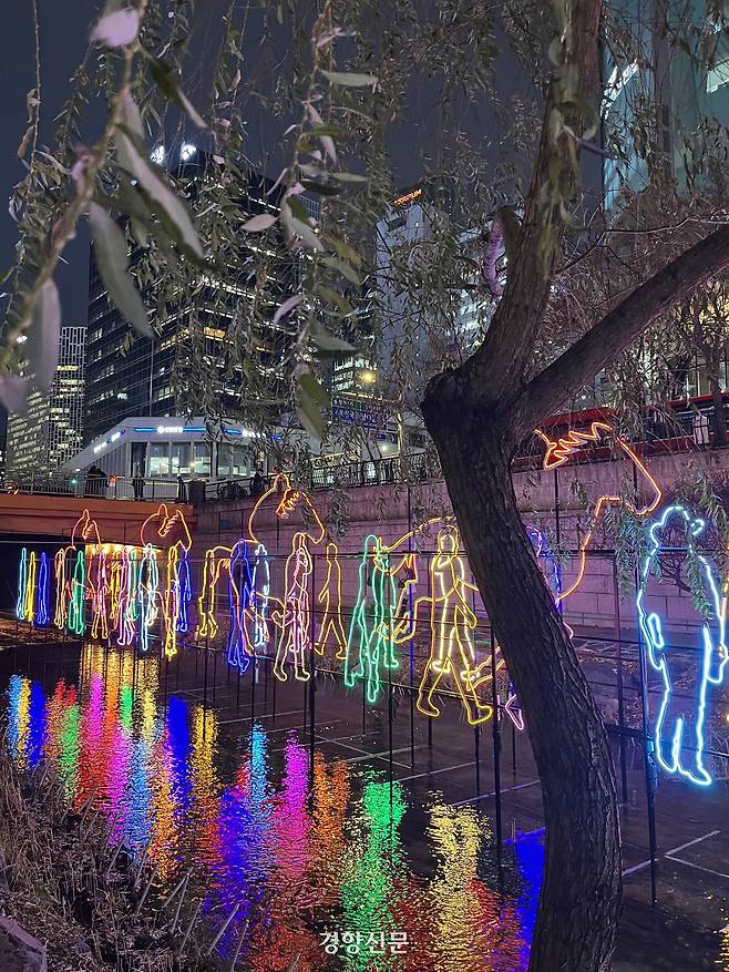 광화문 마켓이 먹고·머무르고·체험하는 크리스마스형 이벤트라면 서울빛초롱축제가 시각·청각·촉각을 자극하는 몰입형 콘텐츠다. 두 축제의 결은 다르지만, ‘빛’과 ‘겨울’이라는 공통된 키워드가 서울의 연말 경험을 하나로 묶는다. 김지윤 기자