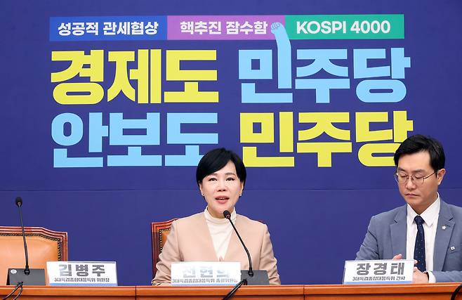 Jeon Hyun-heui, chair of the Democratic Party’s special committee handling three major independent counsel investigations, speaks during a full committee meeting at the National Assembly in Yeouido, western Seoul, on Nov. 21. The party leadership has vowed to launch a second round of comprehensive special counsel probes. [YONHAP]
