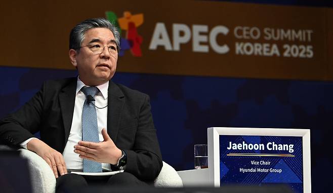 Chang Jae-hoon, vice chairman of Hyundai Motor Group, participates in a discussion with Ivana Jemelkova, CEO of the Hydrogen Council, during the APEC CEO Summit at the Gyeongju Arts Center in Gyeongju, North Gyeongsang, on Oct. 30. [KIM SEONG-RYONG]