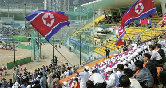 2002년 부산 아시안게임 북한-일본 소프트볼 경기를 찾은 북한 응원단