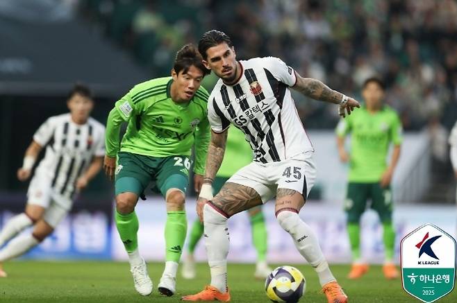 2025시즌 FC 서울 유니폼을 입고 그라운드를 누볐던 둑스(사진 오른쪽). 사진=한국프로축구연맹