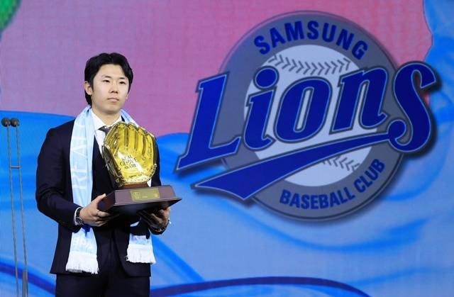 1일 서울 광진구 그랜드워커힐 호텔에서 열린 한국프로야구선수협회 시상식인 2025 컴투스프로야구 리얼 글러브 어워드에서 외야수 부문을 수상한 삼성 김성윤이 수상 후 기념사진을 촬영하고 있다. 사진=연합뉴스