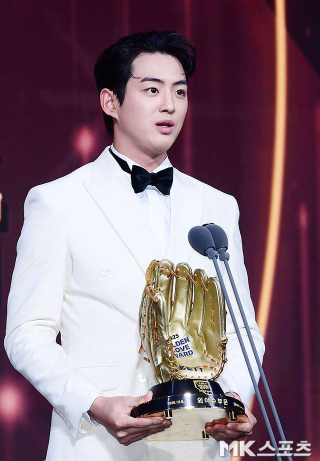 ‘2025 신한은행 SOL 뱅크 KBO 골든글러브 시상식’이 9일 오후 서울 송파구 잠실동 롯데호텔 월드에서 개최됐다. 삼성 구자욱이 골든글러브 외야수 부문을 수상한 후 소감을 밝히고 있다. 사진=김영구 기자