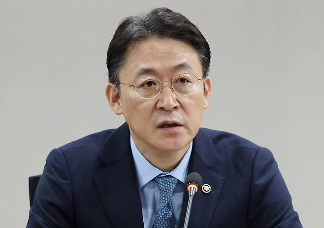 은행권은 자체 감정평가를 축소 시 외부 감정평가법인 선임에 따른 비용 부담을 주장한다. 이는 대출 금리 인상으로 이어질 가능성이 있다는 우려도 나온다. 하지만 이 같은 논리는 성립하기가 어렵다. 사진은 권대영 금융위원회 부위원장. /사진=뉴스1