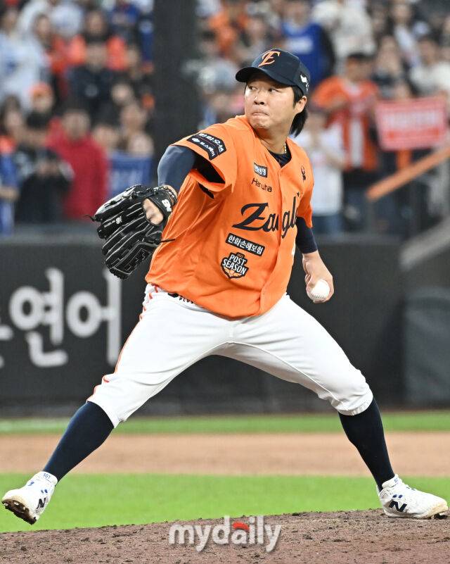 18일 오후 대전광역시 중구 대전 한화생명볼파크에서 진행된 '2025 프로야구 KBO리그 포스트시즌' 플레이오프(PO) 1차전 한화이글스와 삼성라이온즈의 경기.한화 김범수가 역투하고 있다./마이데일리
