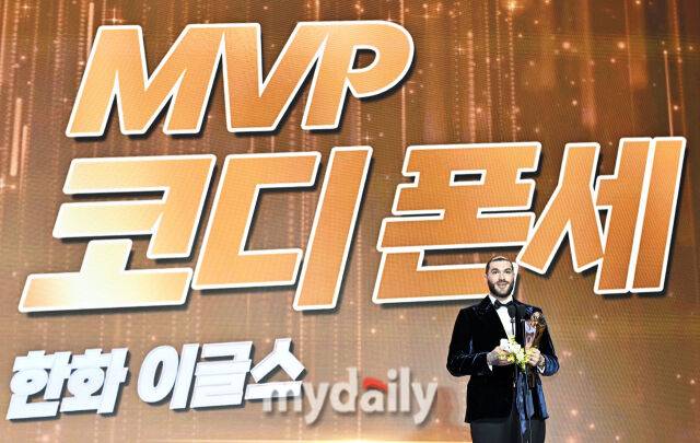 한화 폰세가 24일 오후 서울 잠실 롯데호텔 월드에서 진행된 '2025 KBO 시상식'에서 MVP를 수상하고 있다. 'KBO 시상식'은 퓨처스리그 투·타 개인 부문별 1위 선수 시상을 시작으로 KBO 리그 투·타 개인 부문별 1위 선수, KBO 심판상, 각 포지션별 KBO 수비상, 신인상 및 MVP 시상으로 진행된다./마이데일리
