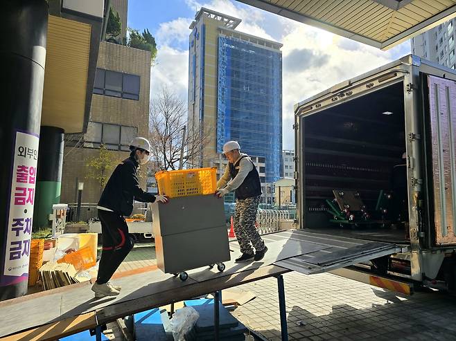 전재수 전 해수부 장관의 낙마로 부산 시민사회가 충격에 휩싸인 가운데 12일 부산시 동구 수정동 IM빌딩 해양수산부 임시청사로 이삿짐이 들어오고 있다. 부산=이주현 기자
