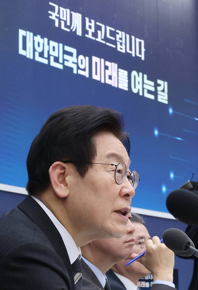 이재명 대통령이 12일 세종시 정부세종컨벤션센터에서 열린 국토교통부 업무보고에서 발언하고 있다. [연합]