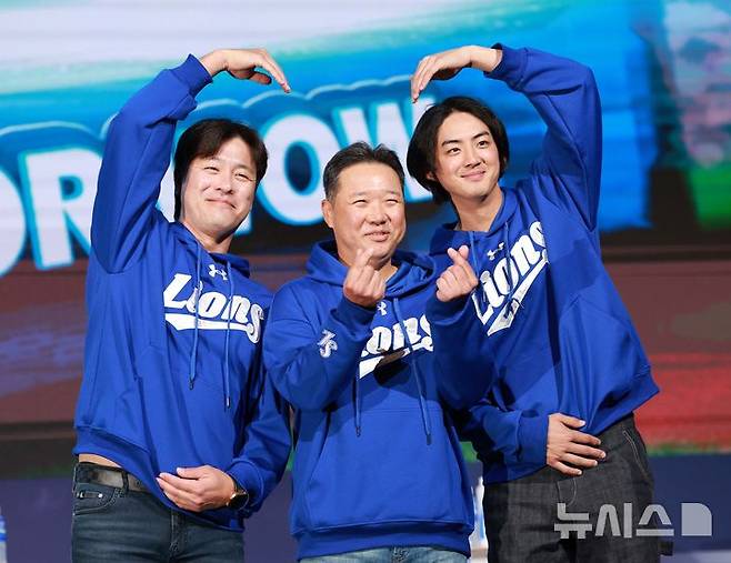 [서울=뉴시스] 고범준 기자 = 20일 서울 송파구 롯데호텔 월드 크리스탈볼룸에서 열린 2025 신한 SOL Bank KBO 미디어데이에서 삼성 강민호, 박진만 감독, 구자욱 선수가 포즈를 취하고 있다. 2025.03.20. bjko@newsis.com