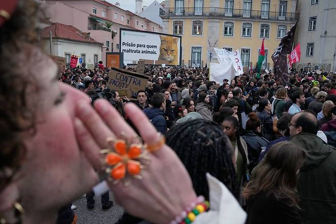 [리스본=AP/뉴시스] 11일(현지 시간) 포르투갈 리스본에서 정부의 노동법 개정안에 반대하는 총파업 시위가 열려 시위대가 의회 밖에서 구호를 외치고 있다. 2025.12.12.