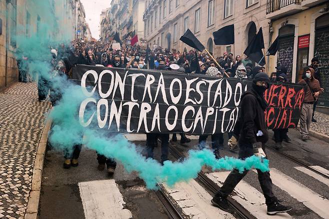 [리스본=AP/뉴시스] 11일(현지 시간) 포르투갈 리스본에서 정부의 노동법 개정안에 반대하는 총파업 시위가 열려 시위대가 거리를 행진하고 있다. 2025.12.12.