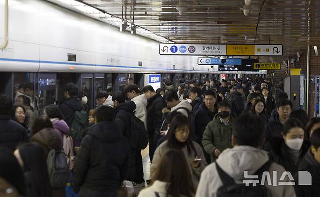 [서울=뉴시스] 김근수 기자 = 서울 지하철 1∼8호선을 운영하는 서울교통공사 노사 간 임금·단체협약(임단협) 협상이 노조의 파업을 목전에 두고 극적으로 타결한 12일 오전 서울 중구 서울지하철 4호선 서울역에서 시민들이 출근길에 나서고 있다. 2025.12.12. ks@newsis.com