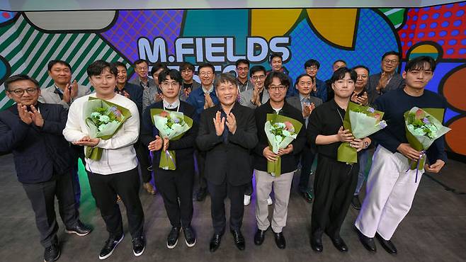 [서울=뉴시스] 이규석 현대모비스 사장(가운데)이 임직원들과 25일 경기도 용인 기술연구소에서 기념 촬영하는 모습. (사진=현대모비스) 2025.11.26 photo@newsis.com *재판매 및 DB 금지 *재판매 및 DB 금지