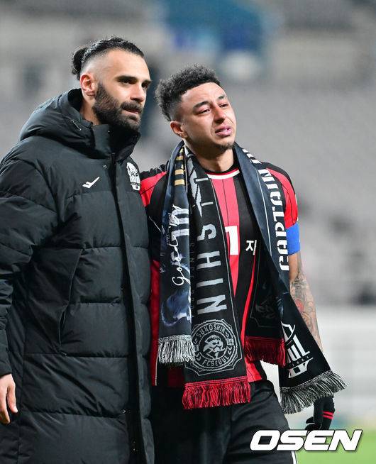 [OSEN=서월월드컵경기장, 박준형 기자] 제시 린가드(33, 서울)의 라스트 댄스는 무승부로 끝났다. FC서울은 10일 오후 서울월드컵경기장에서 2025~2026시즌 아시아축구연맹(AFC) 챔피언스리그 엘리트(ACLE) 리그 스테이지에서 린가드의 선제골이 터졌지만 지키지 못하고 멜버른 시티와 1-1로 비겼다. 서울(2승3무1패, 승점 9)은 5위로 밀렸다. 멜버른 스티(3승1무2패, 승점 10점)는 4위다. 경기종료 후 FC서울 린가드 고별행사에서 린가드가 눈물을 보이고 있다.  2025.12.10 / soul1014@osen.co.kr