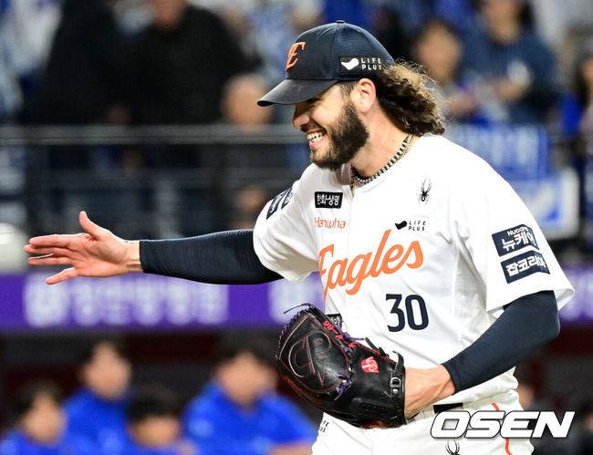 [OSEN=대전, 이대선 기자] 24일 오후 대전 한화생명볼파크에서 2025 신한 SOL Bank KBO리그 포스트시즌 플레이오프 5차전 한화 이글스와 삼성 라이온즈의 경기가 열렸다.한화는 코디 폰세, 삼성은 최원태를 선발 투수로 내세웠다.1회초 만루 위기를 넘긴 한화 폰세가 최재훈과 환호하고 있다. 2025.10.24 /sunday@osen.co.kr