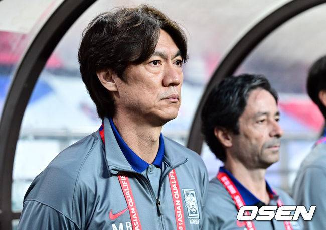 [OSEN=상암, 조은정 기자]서울월드컵경기장이 화려한 골 폭죽으로 물들었다. 홍명보호가 월드컵 예선 마지막 경기에서 팬들에게 시원한 대승을 선물했다.홍명보 감독이 이끄는 대한민국 축구대표팀은 10일 오후 8시 서울월드컵경기장에서 열린 2026 국제축구연맹(FIFA) 북중미 월드컵 아시아 3차 예선 조별리그 B조 10차전 최종전에서 쿠웨이트를 4-0으로 격파했다.홍명보 감독이 그라운드를 바로보고 있다. 2025.06.10 /cej@osen.co.kr