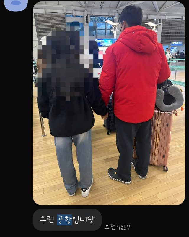 ▲김동성 씨가 공항에서 자신의 자녀와 있는 모습ⓒA 씨 제공