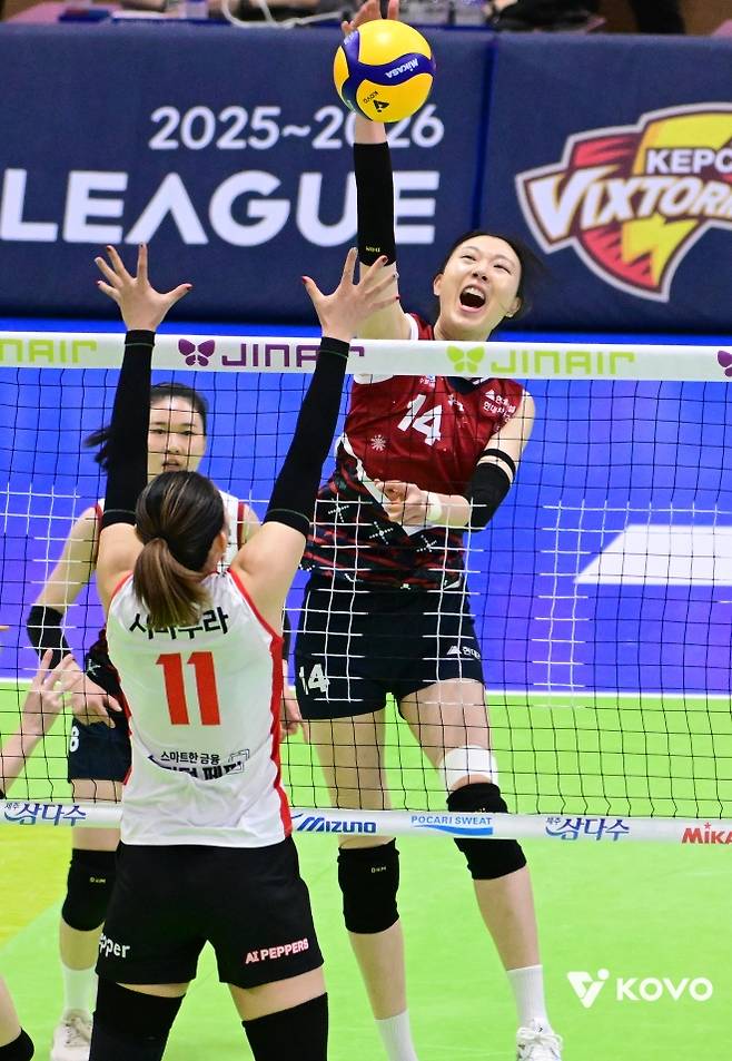 지난 9일 페퍼저축은행과의 경기에서 공을 강하게 내려치고 있는 양효진. 현대건설 제공