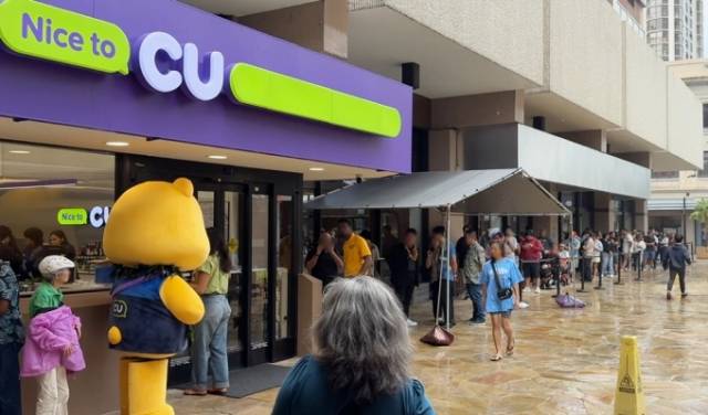 미국 하와이에 첫 출점한 CU 다운타운점 앞에 고객이 긴 대기 줄을 서 있는 모습. BGF리테일 제공