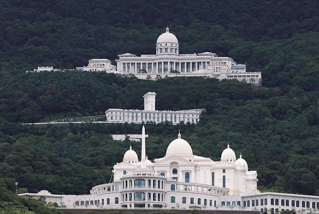 9월18일 경기도 가평군 세계평화통일가정연합(통일교) 천원궁(아래부터), 천승전, 천정궁박물관 ⓒ연합뉴스
