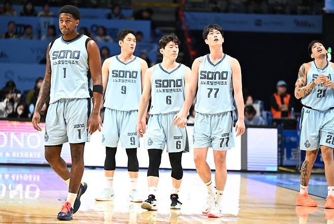 소노는 3라운드 정관장전서 충격적인 패배를 당했다. 손창환 감독은 팀이 더욱 처지기 전에 재정비에 나서려고 한다. 사진제공｜KBL