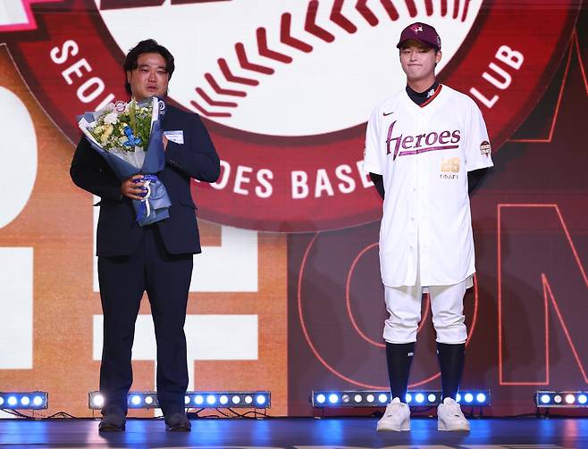 천안북일고 박준현이 지난 9월 17일 열린 2026 KBO 신인 드래프트에서 키움에 1라운드 1순위 지명을 받은 뒤 아버지 박석민 코치의 소감을 듣고 있다. 연합뉴스