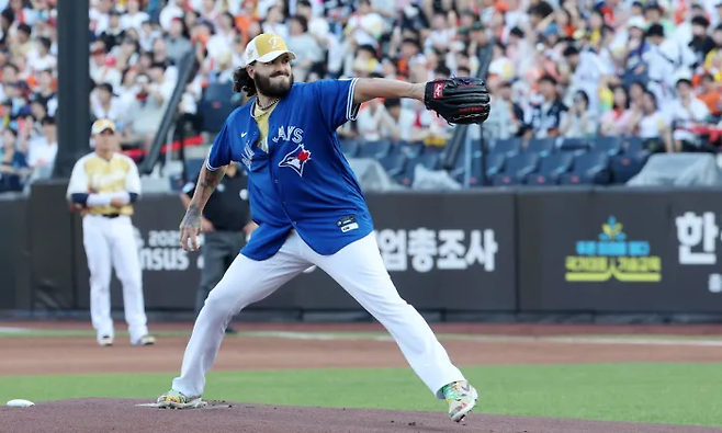 폰세가 토론토 시절 류현진 유니폼을 입고 올스타전에서 공을 던지고 있다. 연합뉴스