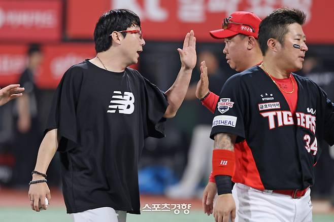 KIA 양현종(왼쪽)과 최형우가 승리 뒤 이범호 감독과 하이파이브 하고 있다. KIA 타이거즈 제공
