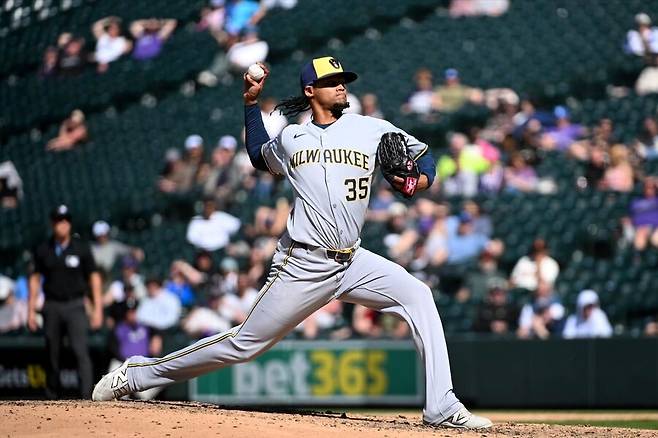 ▲ 롯데는 엘빈 로드리게스에 대해 "최고 157㎞의 빠른 직구를 구사할 수 있으며, 커터, 스위퍼, 커브, 체인지업 등 다양한 변화구 구사 능력과 제구력을 갖추었다"고 평가했다. ⓒ롯데자이언츠