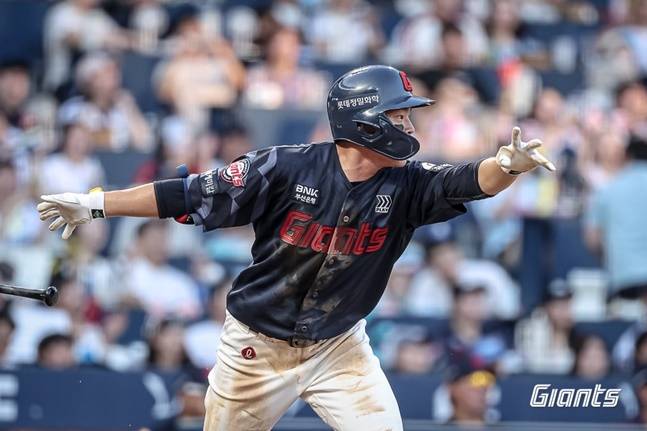 박찬형이 안타를 날리고 있다. /사진=롯데 자이언츠 제공