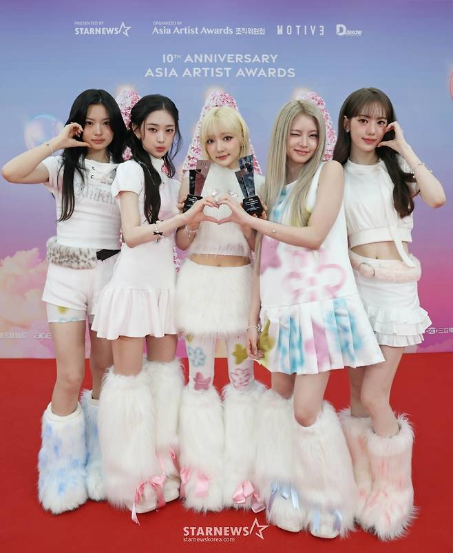 걸그룹 키키가 6일 가오슝 내셔널 스타디움에서 진행된 스타뉴스 주최 '10주년 아시아 아티스트 어워즈 2025(10th Anniversary Asia Artist Awards 2025, '10주년 AAA 2025')에서 신인상을 수상한 뒤 포즈를 취하고 있다. /2025.12.06 /사진=이동훈 photoguy@