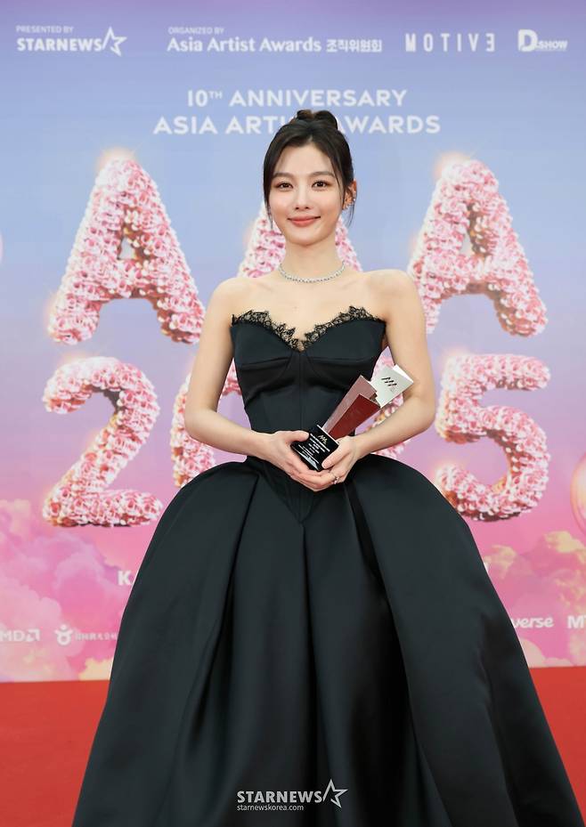 배우 김유정이 6일 가오슝 내셔널 스타디움에서 진행된 스타뉴스 주최 '10주년 아시아 아티스트 어워즈 2025(10th Anniversary Asia Artist Awards 2025, '10주년 AAA 2025')에서 베스트 아티스트상을 수상한 뒤 포즈를 취하고 있다. /2025.12.06 /사진=이동훈 photoguy@