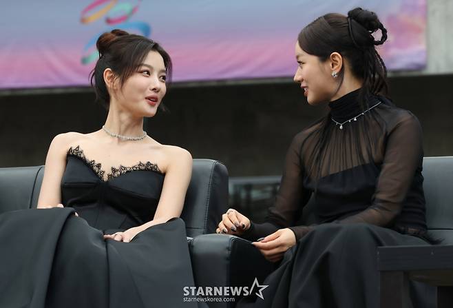 배우 김유정과 혜리가 6일 가오슝 내셔널 스타디움에서 진행된 스타뉴스 주최 '10주년 아시아 아티스트 어워즈 2025(10th Anniversary Asia Artist Awards 2025, '10주년 AAA 2025') 수상자석에서 대화를 나누고 있다. /사진=김진경 kim.jinkyung@