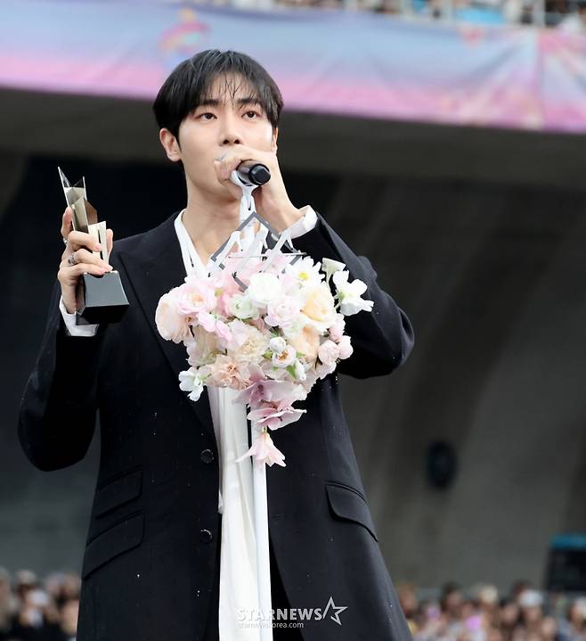 AAA ICON상 추영우가  6일 대만 가오슝 내셔널 스타디움에서 진행된 스타뉴스 주최 '10주년 아시아 아티스트 어워즈 2025(10th Anniversary Asia Artist Awards 2025, '10주년 AAA 2025')에서 수상소감을 전하고 있다. 2025.12.06 /사진=강영조 cameratalks@