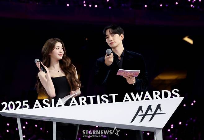 사회를 맡은 장원영과 이준호가  6일 대만 가오슝 내셔널 스타디움에서 진행된 스타뉴스 주최 '10주년 아시아 아티스트 어워즈 2025(10th Anniversary Asia Artist Awards 2025, '10주년 AAA 2025')에서 멋진 케미를 선보이며 시상식을 이끌고 있다. 12월 6일~7일 양일에 걸쳐 가오슝 내셔널 스타디움에서 펼쳐지는 '10주년 아시아 아티스트 어워즈 2025(10th Anniversary Asia Artist Awards 2025, '10주년 AAA 2025')'와 페스타 'ACON 2025'는 MTN(머니투데이방송)과 위버스(Weverse)를 통해 각각 TV와 온라인 스트리밍으로 생중계 된다. 2025.12.06   사회를 맡은 장원영과 이준호가  6일 대만 가오슝 내셔널 스타디움에서 진행된 스타뉴스 주최 '10주년 아시아 아티스트 어워즈 2025(10th Anniversary Asia Artist Awards 2025, '10주년 AAA 2025')에서 멋진 케미를 선보이며 시상식을 이끌고 있다. 12월 6일~7일 양일에 걸쳐 가오슝 내셔널 스타디움에서 펼쳐지는 '10주년 아시아 아티스트 어워즈 2025(10th Anniversary Asia Artist Awards 2025, '10주년 AAA 2025')'와 페스타 'ACON 2025'는 MTN(머니투데이방송)과 위버스(Weverse)를 통해 각각 TV와 온라인 스트리밍으로 생중계 된다. 2025.12.06 /사진=강영조 cameratalks@
