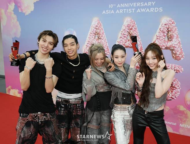 혼성그룹 올데이프로젝트가 6일 가오슝 내셔널 스타디움에서 진행된 스타뉴스 주최 '10주년 아시아 아티스트 어워즈 2025(10th Anniversary Asia Artist Awards 2025, '10주년 AAA 2025')에서 신인상, 핫트랜드상을 수상한 뒤 포즈를 취하고 있다.  /2025.12.06 /사진=이동훈 photoguy@