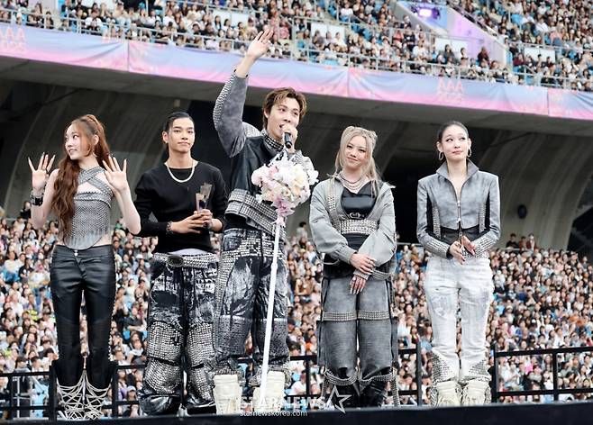 AAA 뉴웨이브 ADP(올데이프로젝트)가  6일 대만 가오슝 내셔널 스타디움에서 진행된 스타뉴스 주최 '10주년 아시아 아티스트 어워즈 2025(10th Anniversary Asia Artist Awards 2025, '10주년 AAA 2025')에서 수상소감을 전하고 있다. 2025.12.06 /사진=강영조 cameratalks@