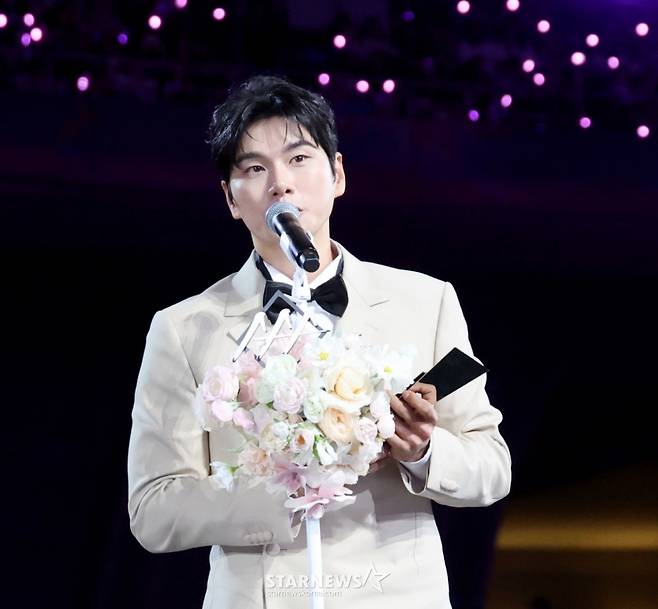 AAA 베스트 초이스 이이경이 6일 대만 가오슝 내셔널 스타디움에서 진행된 스타뉴스 주최 '10주년 아시아 아티스트 어워즈 2025(10th Anniversary Asia Artist Awards 2025, '10주년 AAA 2025')에서 수상소감을 전하고 있다.. 2025.12.06 /사진=강영조 cameratalks@