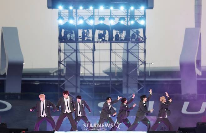 그룹 아홉이 7일 가오슝 내셔널 스타디움에서 진행된 스타뉴스 주최 '10주년 아시아 아티스트 어워즈 2025(10th Anniversary Asia Artist Awards 2025, '10주년 AAA 2025')를 기념하는 'ACON 2025'에서 멋진 무대를 선보이고 있다. /2025.12.07 /사진=이동훈 photoguy@