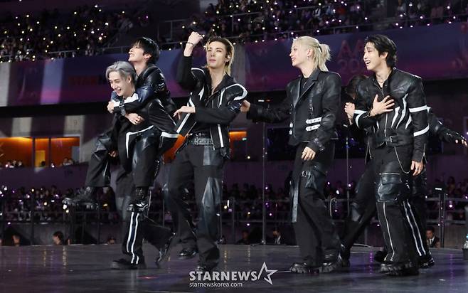 스트레이키즈가 6일 가오슝 내셔널 스타디움에서 진행된 스타뉴스 주최 '10주년 아시아 아티스트 어워즈 2025(10th Anniversary Asia Artist Awards 2025, '10주년 AAA 2025')에서 대상에 호명되자 환호하며 무대를 향하고 있다.  /사진=김진경 kim.jinkyung@