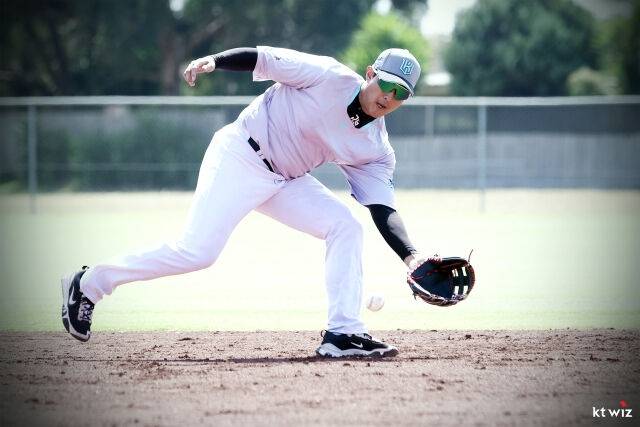 황재균이 2025 스프링캠프에서 2루 수비를 하고 있다. /사진=KT 위즈 제공