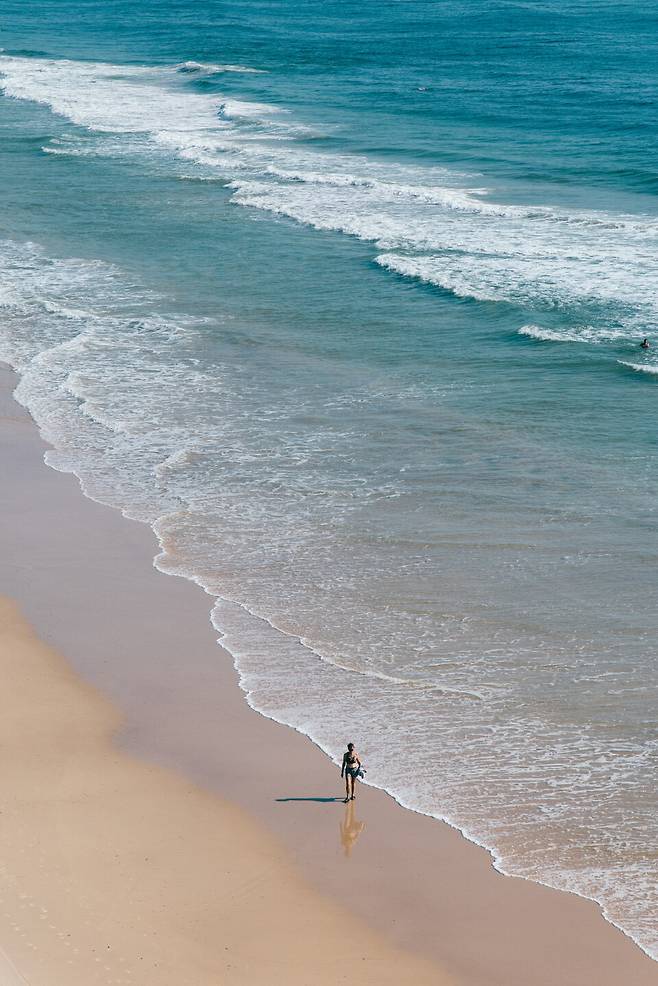 바다를 따라 거니는 사람, Canon EOS R5 Mark I Ⓟ신혜선(@mongkumong9)