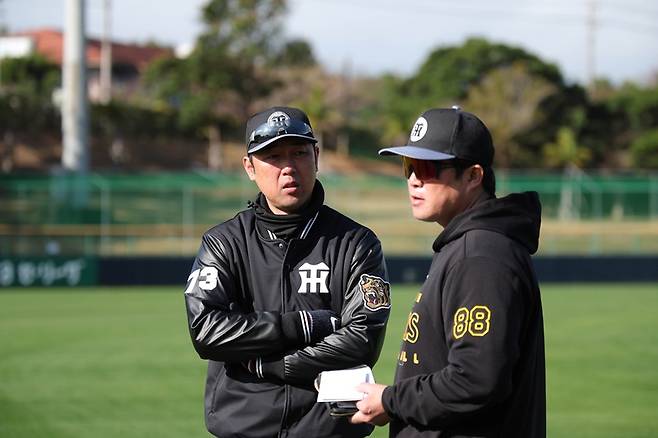 롯데 자이언츠가 12일 일본프로야구(NPB) 한신 타이거즈 소속 카네무라 사토루(왼쪽) 투수 코치를 투수 총괄 코디네이터로 영입했다고 밝혔다. 사진 阪神タイガース