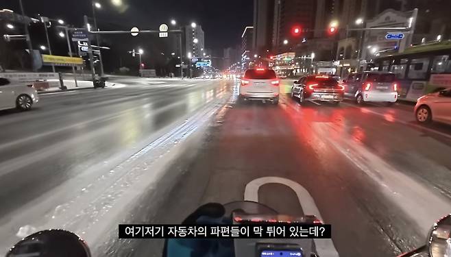 지난 4일 도로에 자동차 파편이 튀어 있다고 설명하는 배달기사 유튜버. [유튜브 채널 '아빠돈' 캡처. 재판매 및 DB 금지]