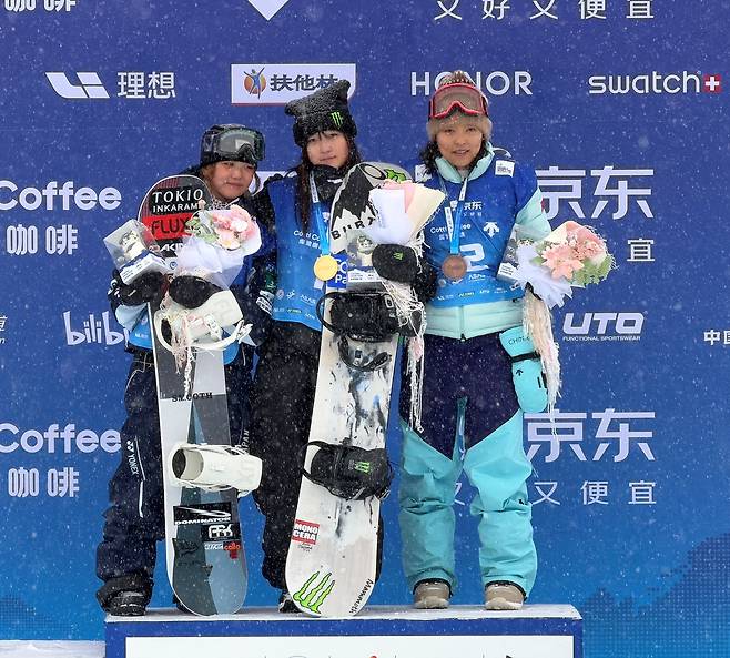 최가온(가운데). 왼쪽이 2위 구도, 오른쪽은 3위 차이쉐퉁(중국). [대한스키·스노보드협회 제공. 재판매 및 DB 금지]