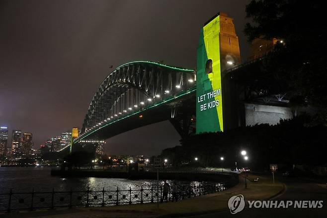 16세 미만 SNS 이용 차단 조치 시행 첫날인 지난 10일 호주 하버브리지 쓰여진 'Let them be kids' 문구 [로이터 연합뉴스 자료사진 재판매 및 DB 금지]