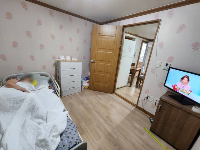 지난 8월 대구 달서구 송현1동의 한 다세대주택에서 만난 장화자(77) 씨. 요양보호사가 방문하지 않으면, 그는 혼자 TV를 보며 대부분의 시간을 보낸다. 윤수진 기자