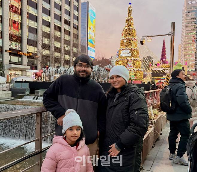 청계천 빛초롱축제를 관람 중인 인도에서 온 가족 (사진=이민하 기자)