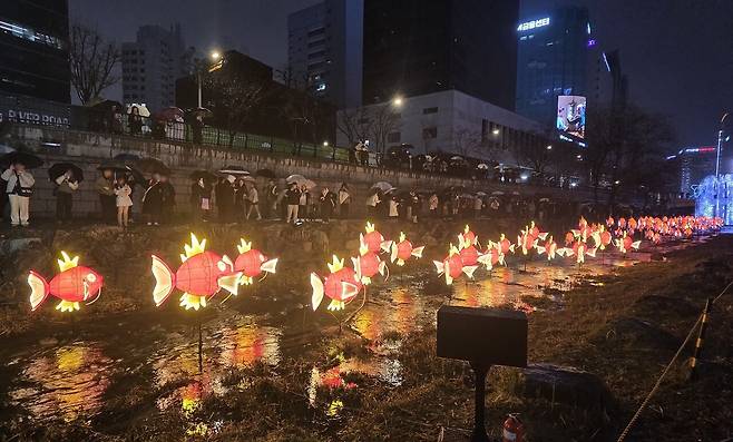 청계천 일대를 수놓은 잉어킹 행렬(사진=홍수민 기자)